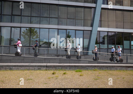 Segwaytour durch den Rheinauhafen (Rheinauer Hafen) mit Ana Maria Bermejo in Köln, Nordrhein-Westfalen, Deutschland Stockfoto