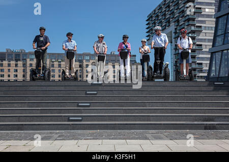Segwaytour durch den Rheinauhafen (Rheinauer Hafen) mit Ana Maria Bermejo in Köln, Nordrhein-Westfalen, Deutschland Stockfoto