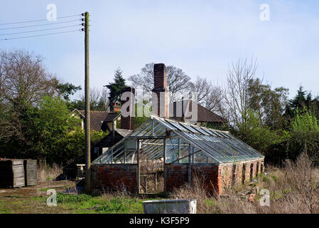 Rundown Kidby Baumschulen, wenig Clacton, Essex, in einem Zustand des Niedergangs, die Entwicklung in einer Wohnsiedlung. Stockfoto