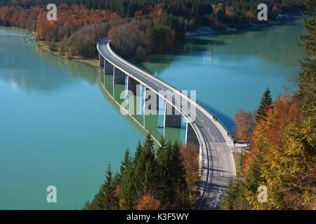 Die herbstlichen Bergwald an der Brücke am Sylvenstein Stausee, Fallen Dorf in der Nähe von Lenggries, Oberbayern, Bayern, Deutschland Stockfoto