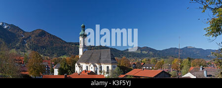 Blick über Lenggries mit der Pfarrkirche St. Jakob gegen das Brauneck (Berg), Oberbayern, Bayern, Deutschland Stockfoto