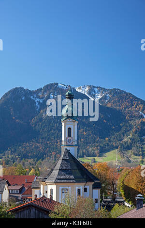 Blick über Lenggries mit der Pfarrkirche St. Jakob gegen das Brauneck (Berg), Oberbayern, Bayern, Deutschland Stockfoto