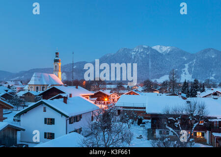 Blick über Lenggries mit der Pfarrkirche St. Jakob gegen das Brauneck (Berg), Oberbayern, Bayern, Deutschland Stockfoto