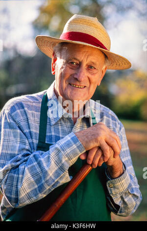 Ältere an der Gartenarbeit Stockfoto