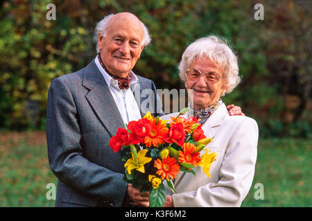 Senioren Paar mit Blumenstrauß Stockfoto