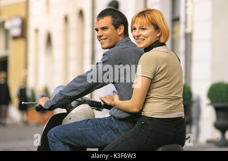 Junge Paare auf Vespa Motorroller Stockfoto