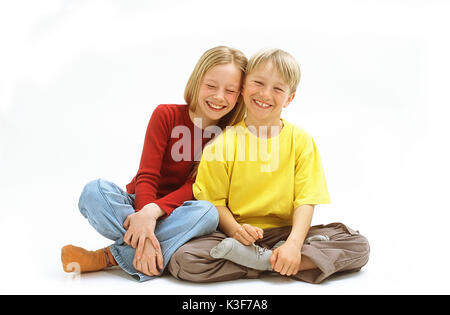 Mädchen und Jungen Kreuz sitzen im Schneidersitz Stockfoto