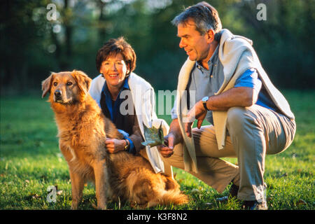 Älteres Ehepaar mit Hund im Park Stockfoto