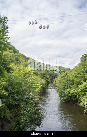 Seilbahnen von den Höhen des Abraham Fahrt über den Fluss Derwent in Matlock Bath in Derbyshire UK Stockfoto