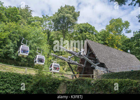 Drei Gondeln Verlassen ihrer Station auf dem Weg nach oben auf den Höhen von Abraham Fahrt am Matlock Bath in Derbyshire UK Stockfoto