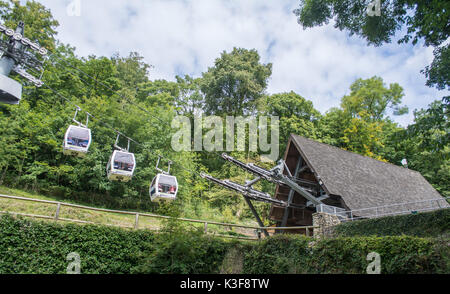 Drei Gondeln Verlassen ihrer Station auf dem Weg nach oben auf den Höhen von Abraham Fahrt am Matlock Bath in Derbyshire UK Stockfoto