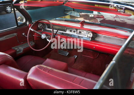Innenansicht des Alten roten Cabrio Stockfoto