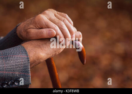 Die Hände eines alten Mannes auf einem Walking Floor Stockfoto