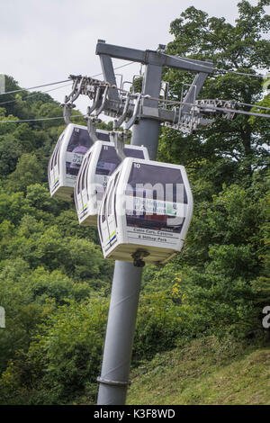 Drei Gondeln wieder auf ihre Station auf dem Weg von der Oberseite der Höhen von Abraham Fahrt am Matlock Bath in Derbyshire UK Stockfoto