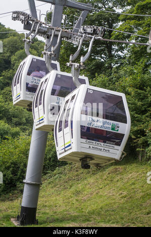 Drei Gondeln wieder auf ihre Station auf dem Weg von der Oberseite der Höhen von Abraham Fahrt am Matlock Bath in Derbyshire UK Stockfoto