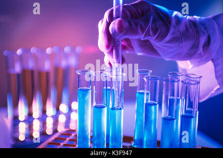 Blody Flüssigkeit Ernte aus dem Reagenzglas im Labor Stockfoto