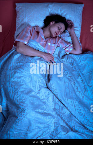 Schlafende Frau im Bett Stockfoto