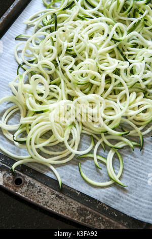 Nahaufnahme von frischen Zucchini Nudeln in Backform Stockfoto