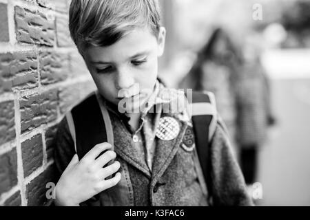 Schüler Freunde necken ein Schüler allein Grundschule Stockfoto