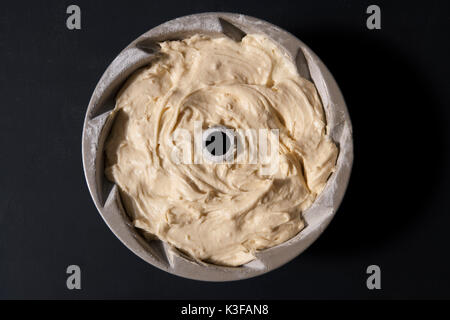 Kuchen Teig in Bundt Wanne Stockfoto