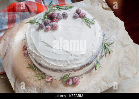 Schokolade Layer Cake mit vanilla Buttercream Vereisung und kandierte Preiselbeeren Stockfoto