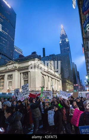 Die Demonstranten mit Zeichen in der Nähe von Grand Central Terminal während der Frauen März, New York City, New York, USA, 21. Januar 2017 Stockfoto