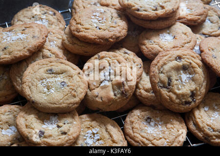 Nahaufnahme der hausgemachten Chocolate Chip Cookies auf Kühlung Rack Stockfoto