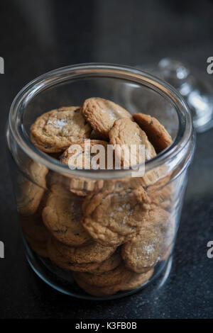 Cookie Jar gefüllt mit Chocolate Chip Cookies Stockfoto