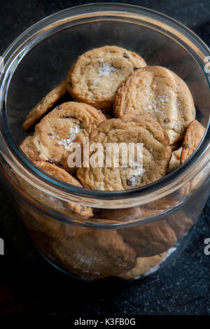 Close Up, Hohe Betrachtungswinkel von Cookie Jar gefüllt mit Chocolate Chip Cookies Stockfoto