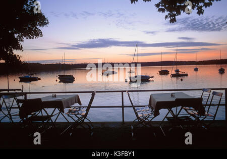 Biergarten am Wörthsee bei Sonnenuntergang Stockfoto