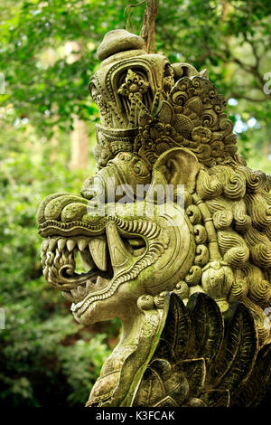 Balinesische Steinstatue vor einem Tempel Stockfoto