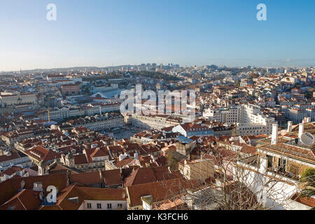 Blick auf die Burg Castelo de São Jorge am Viertel Alfama von Lissabon, Portugal. Stockfoto