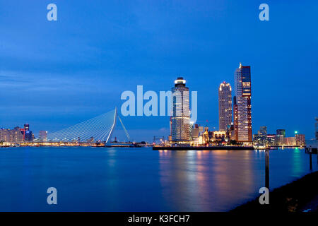 Ausblick bei Nacht Rotterdam. Auf der linken Seite die Erasmusbrücke, rechts die städtebauliche Entwicklung für die Region Kop van Zuid. Stockfoto