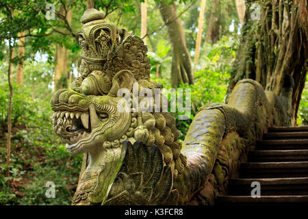 Balinesische Steinstatue vor einem Tempel Stockfoto