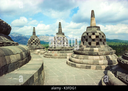 Stupas in der Tempelanlage von Borobodur, Java, Indonesien Stockfoto