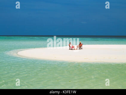 Ein paar auf einer einsamen Sandbank Stockfoto