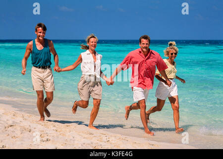 Zwei Paare in der Nähe vom Strand entfernt Stockfoto