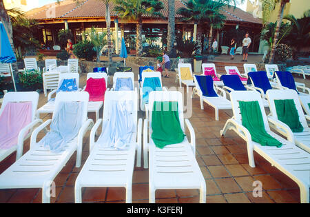 Vorbehalten sun Bänke am Pool Stockfoto
