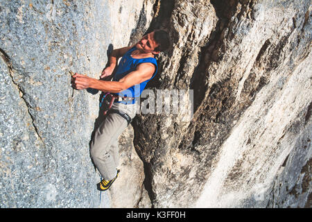 Freeclimber in der Felswand an der Burgsteinfelsen, Altmuehl Tal Stockfoto