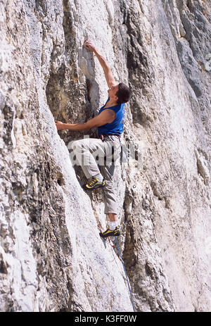 Freeclimber in der Felswand an der Burgsteinfelsen, Altmuehl Tal Stockfoto