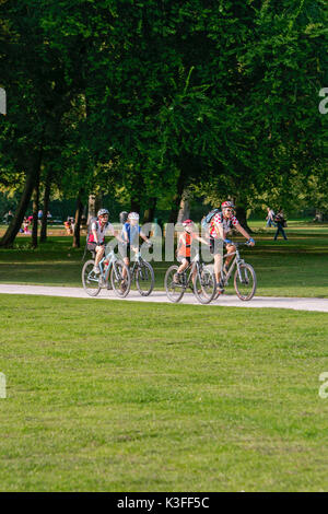 Familie beim Radfahren im Englischen Garten in München Stockfoto