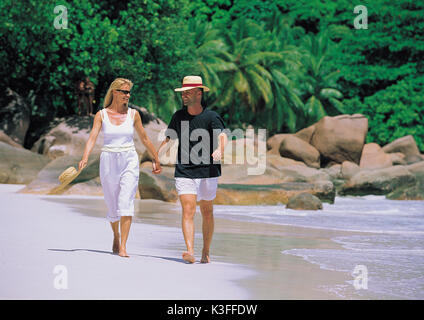 Paar geht für einen Spaziergang hand in hand am Strand Stockfoto