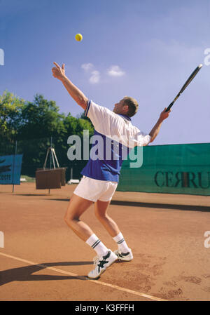 Am Tennis dienen Stockfoto