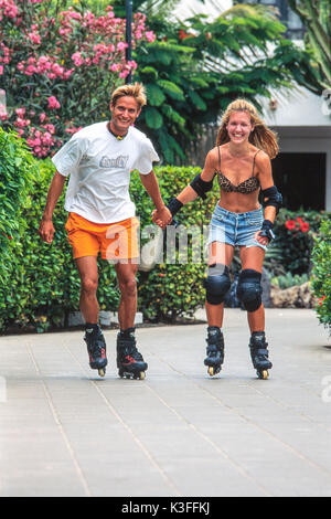 Junges Paar auf Inlineskates Stockfoto