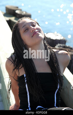 Schöne schwarze Frau in der Sonne Stockfoto