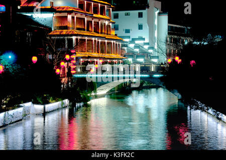 Die qinhuai Fluss landschaftlich reizvollen Gegend ist abends beleuchtet in Nanjing/China in der Provinz Jiangsu. Stockfoto