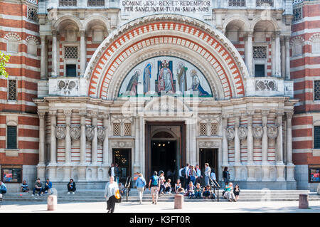 Touristen am Eingang zu Westminster Cathedral in London. Stockfoto