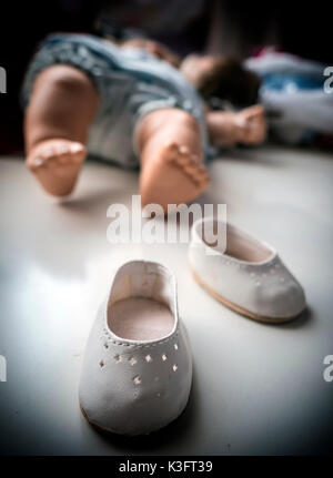 Kleine Puppe Schuhe Stockfoto