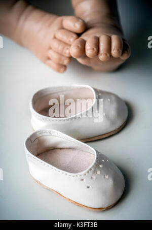 Kleine Puppe Schuhe Stockfoto