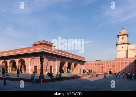 JAIPUR, Rajasthan, Indien - MÄRZ 10, 2016: Horizontale Bild der indischen Architektur innerhalb der Stadt Palast in Jaipur, auch Pink City von Raja Stockfoto